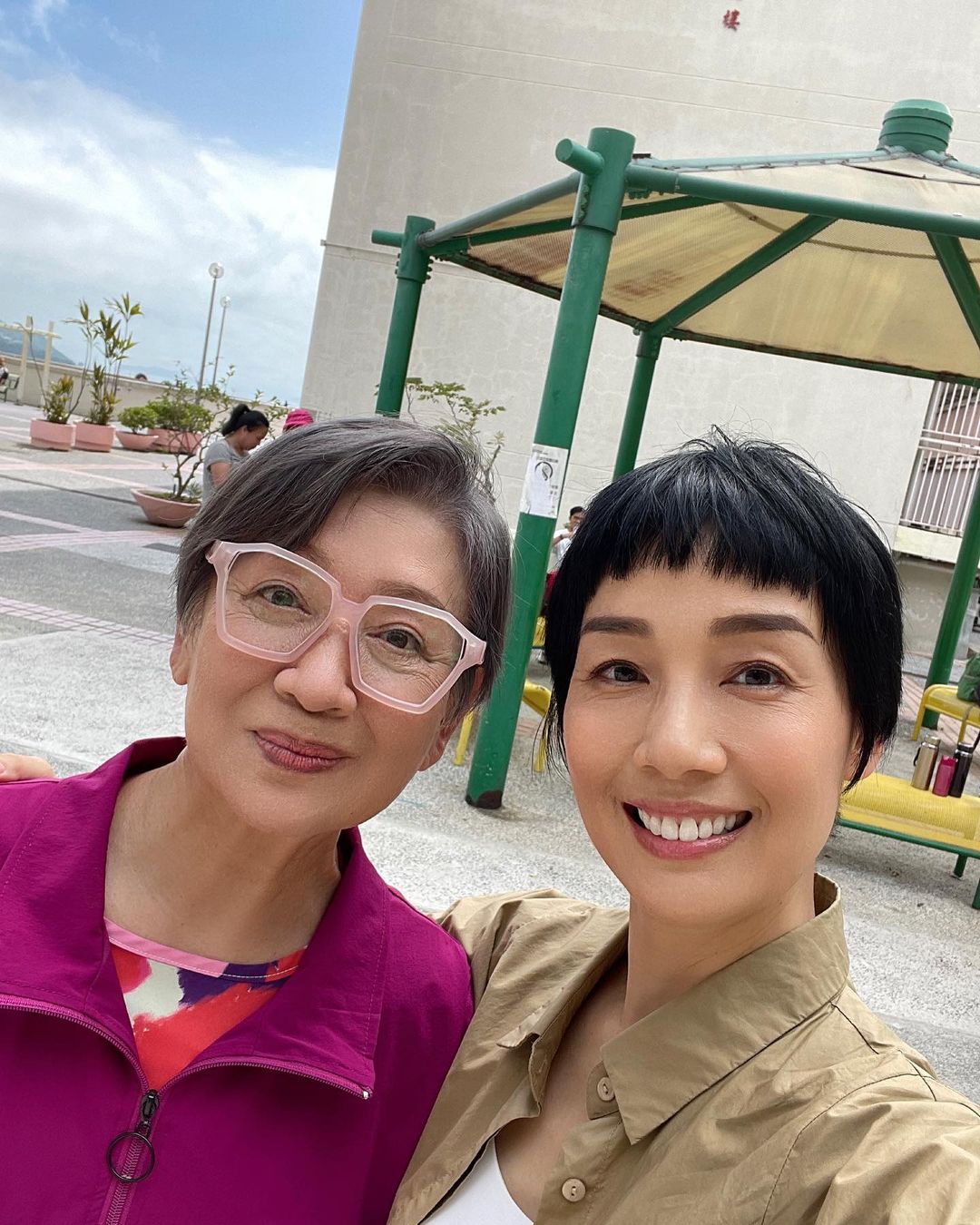 江美儀與鮑起靜合照