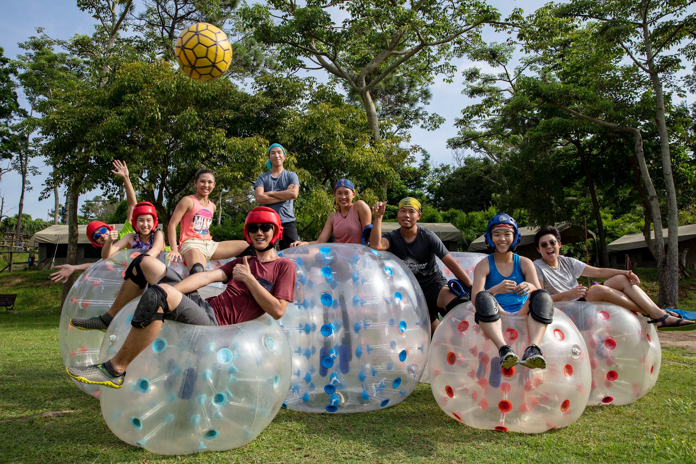 泡泡足球適合一家人、朋友一同去體驗!