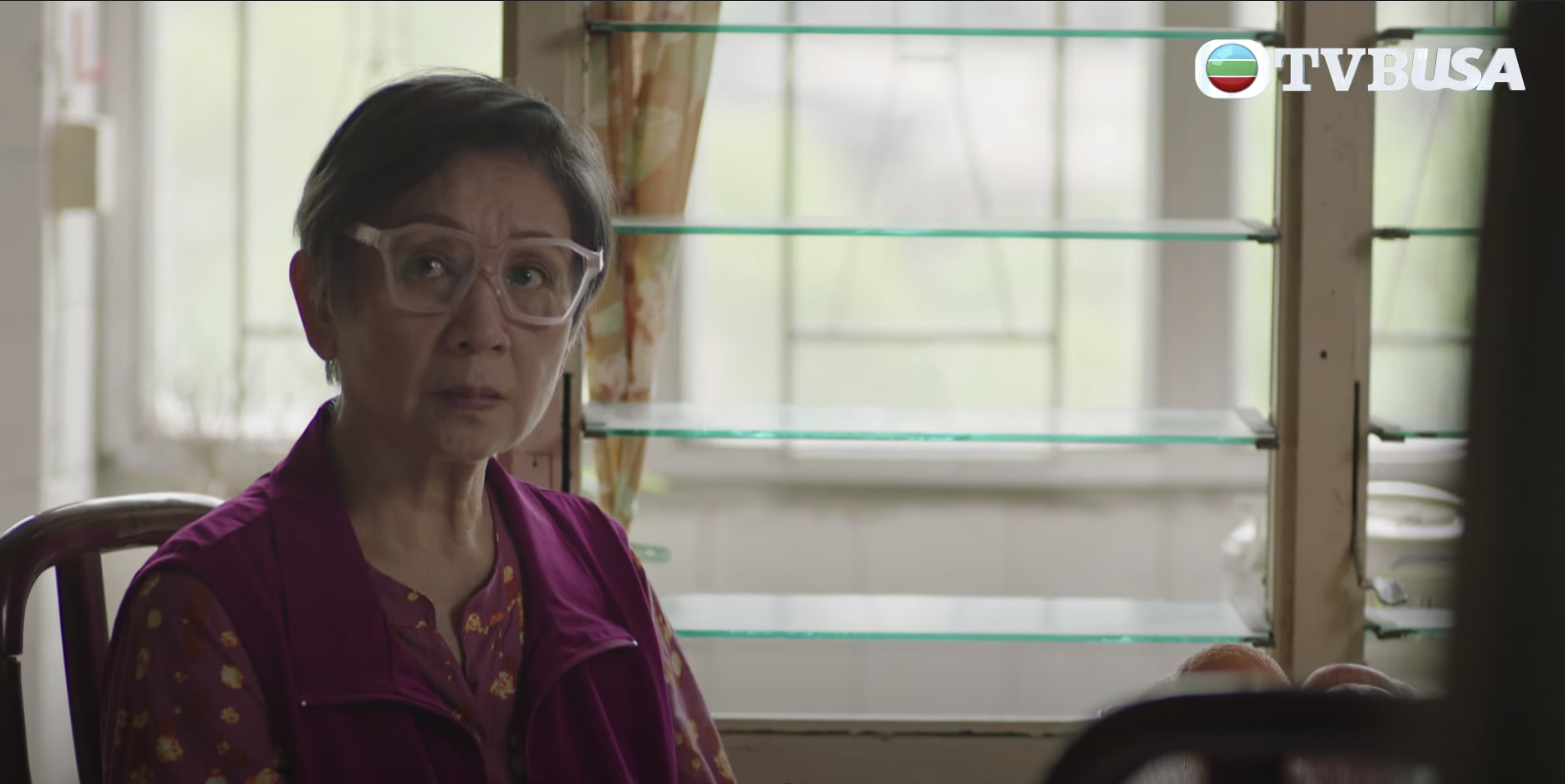 只留下鮑起靜和愛犬在香港相依為命。