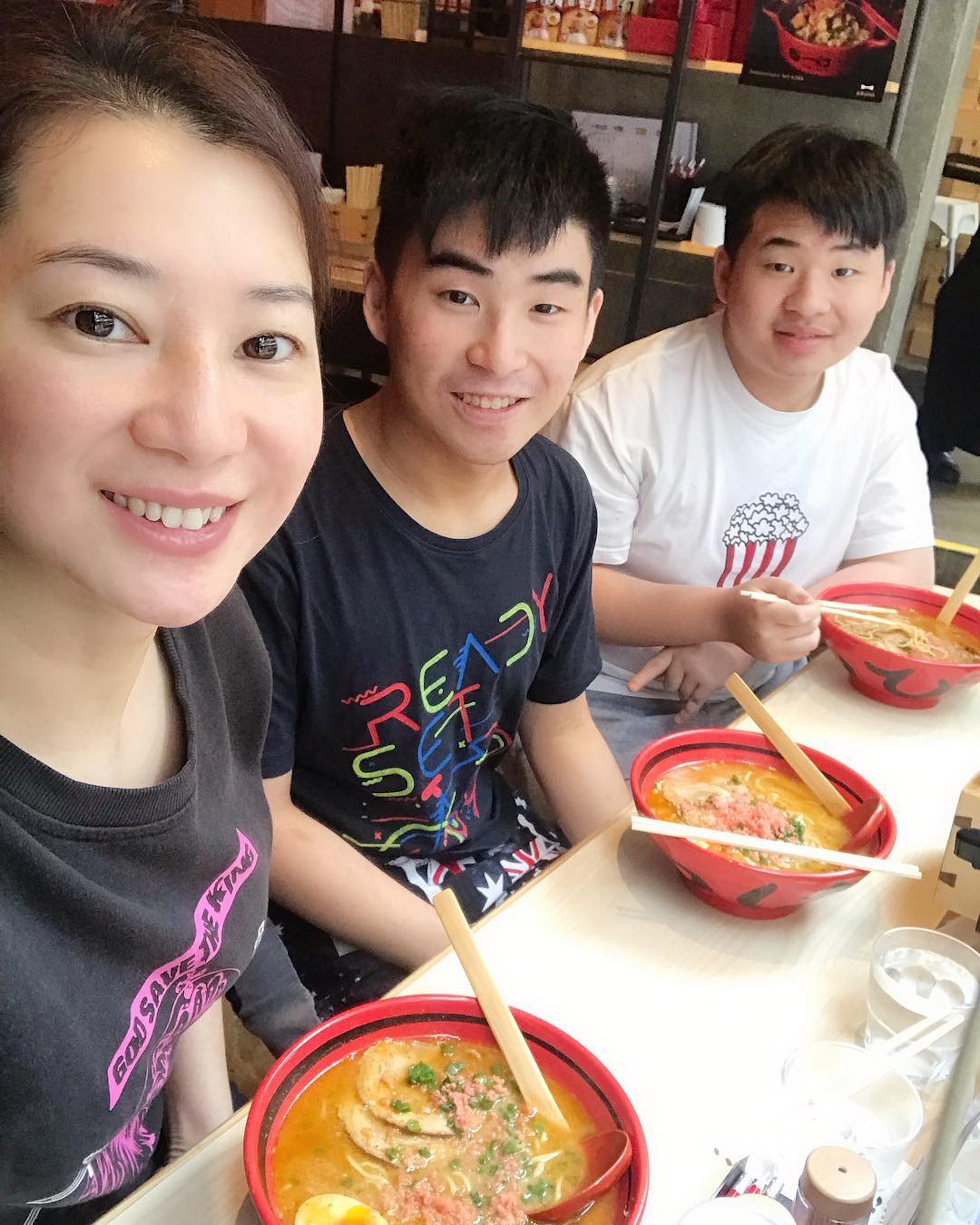 陳伶俐先後為林敏驄誕下兩名兒子林肯和林善。