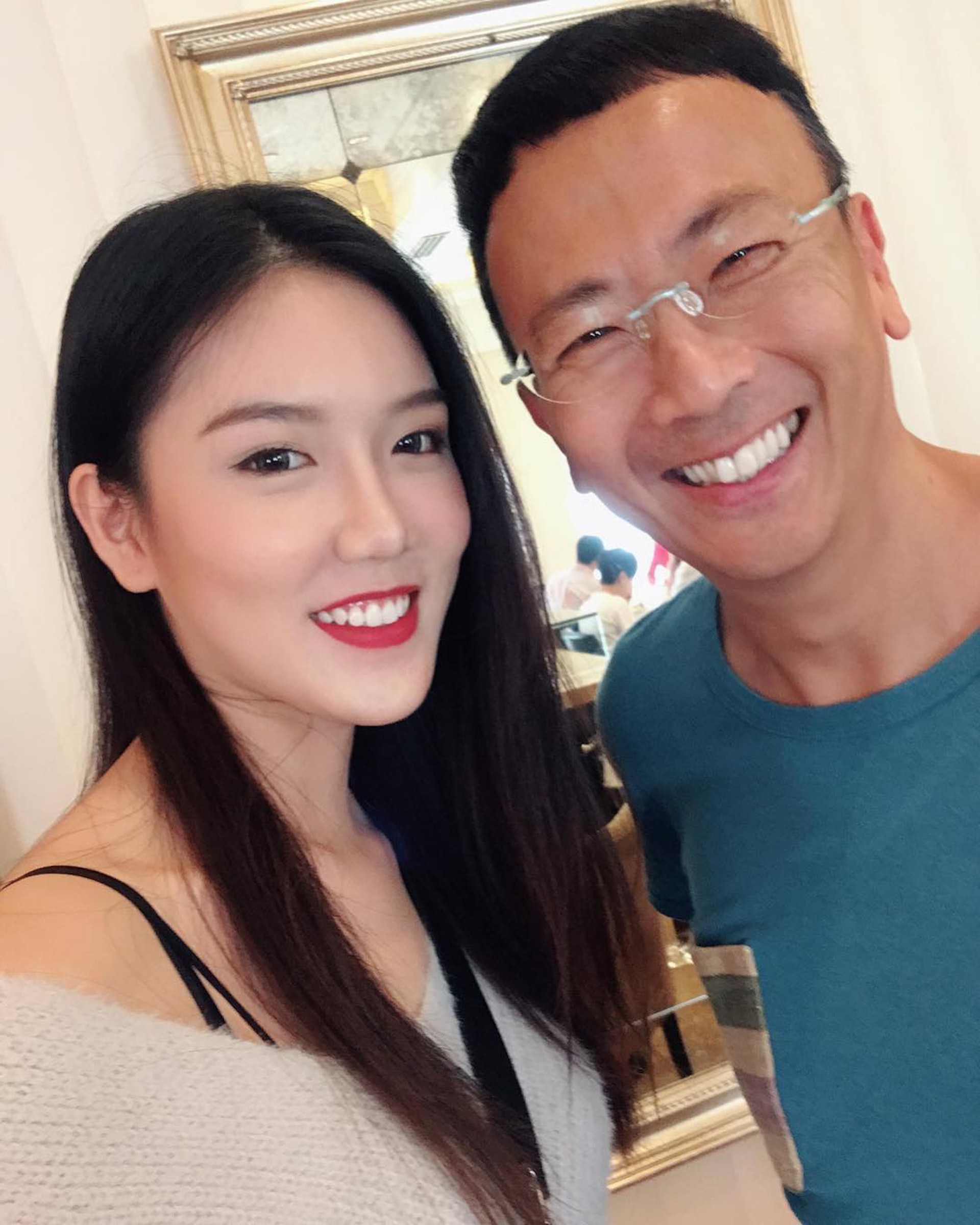 黎峇菈曾經分享與鄭丹瑞的合照,並寫道:「希望有一天有機會請你食滿漢全席。」