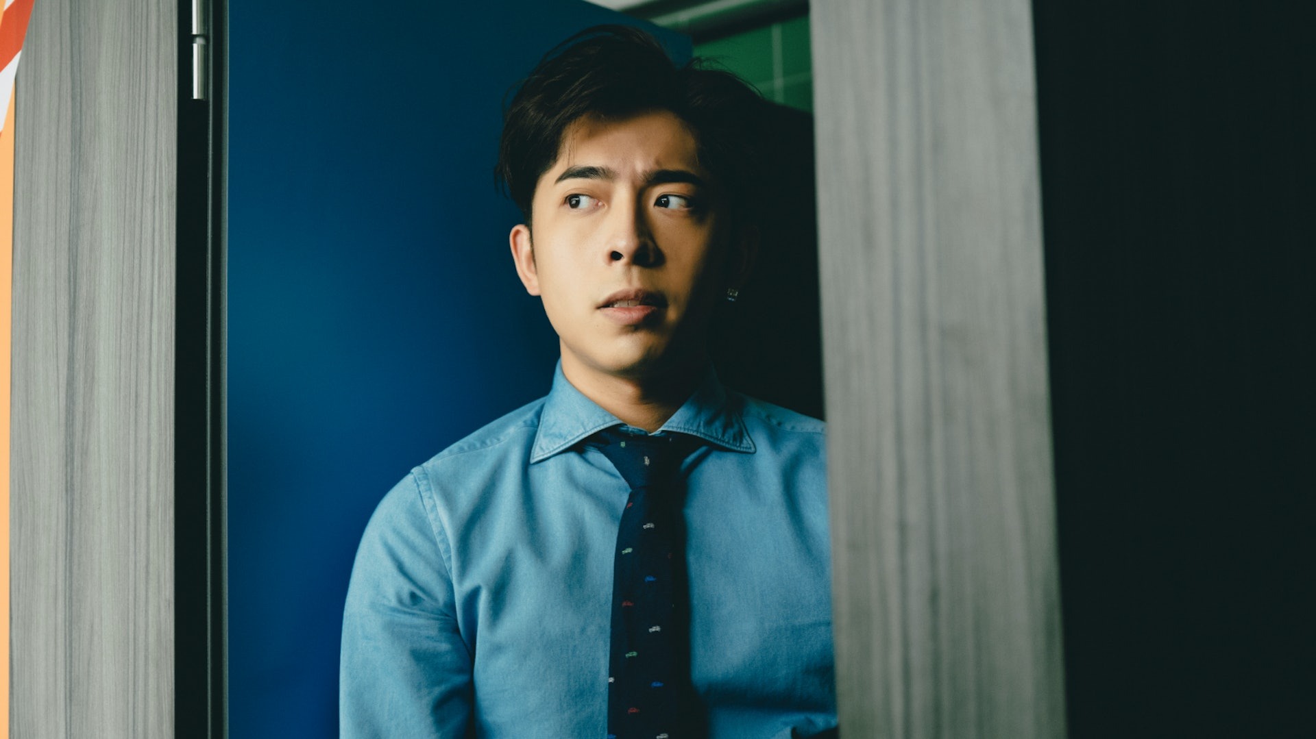 劇中Edan呂爵安飾演的關浩德是一位護具康體用品公司的富二代