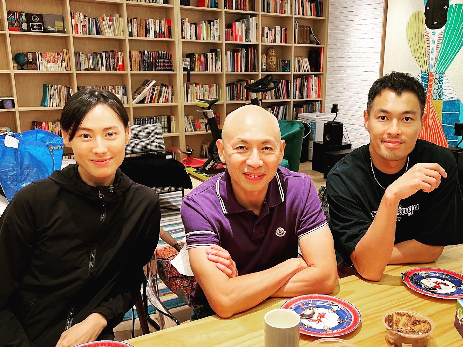 梁洛施身穿黑色拉鍊外套牛仔裙,雖然看似曬黑兼消瘦不少,但淡妝下面色相當好。