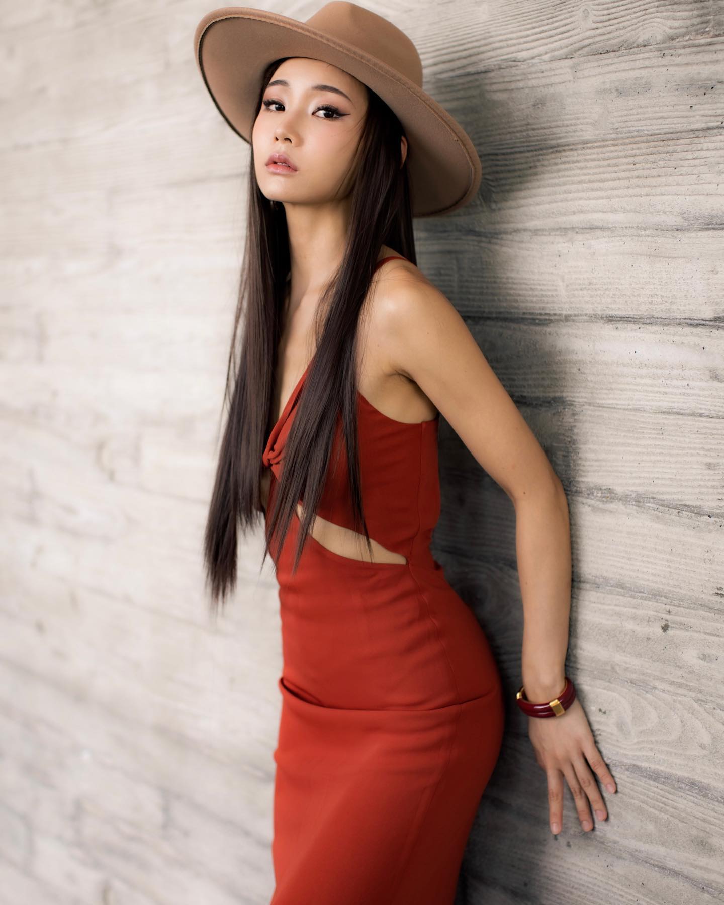 畫上濃妝身穿紅色腰部縷空貼身裙