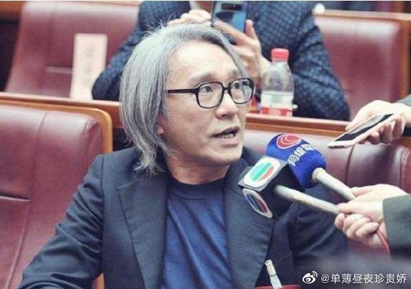 退居幕後放任自己滿頭白髮