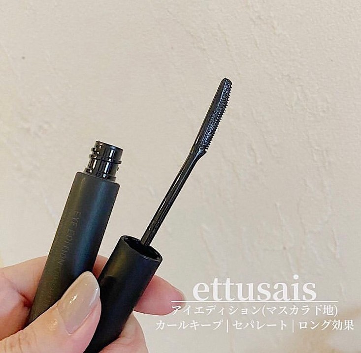 梳形掃頭，一掃睫毛即根根分明，宛如山茶花無重睫毛妝效。