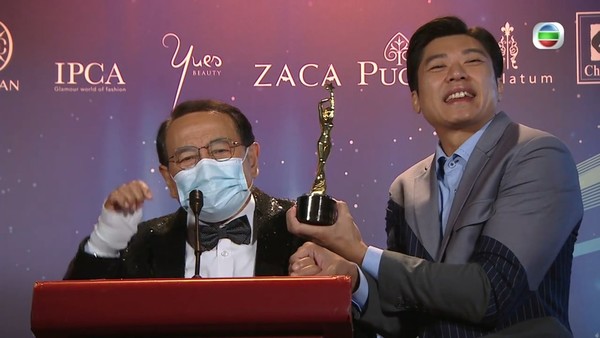 根叔乖乖聽話繼續戴住口罩講謝詞。