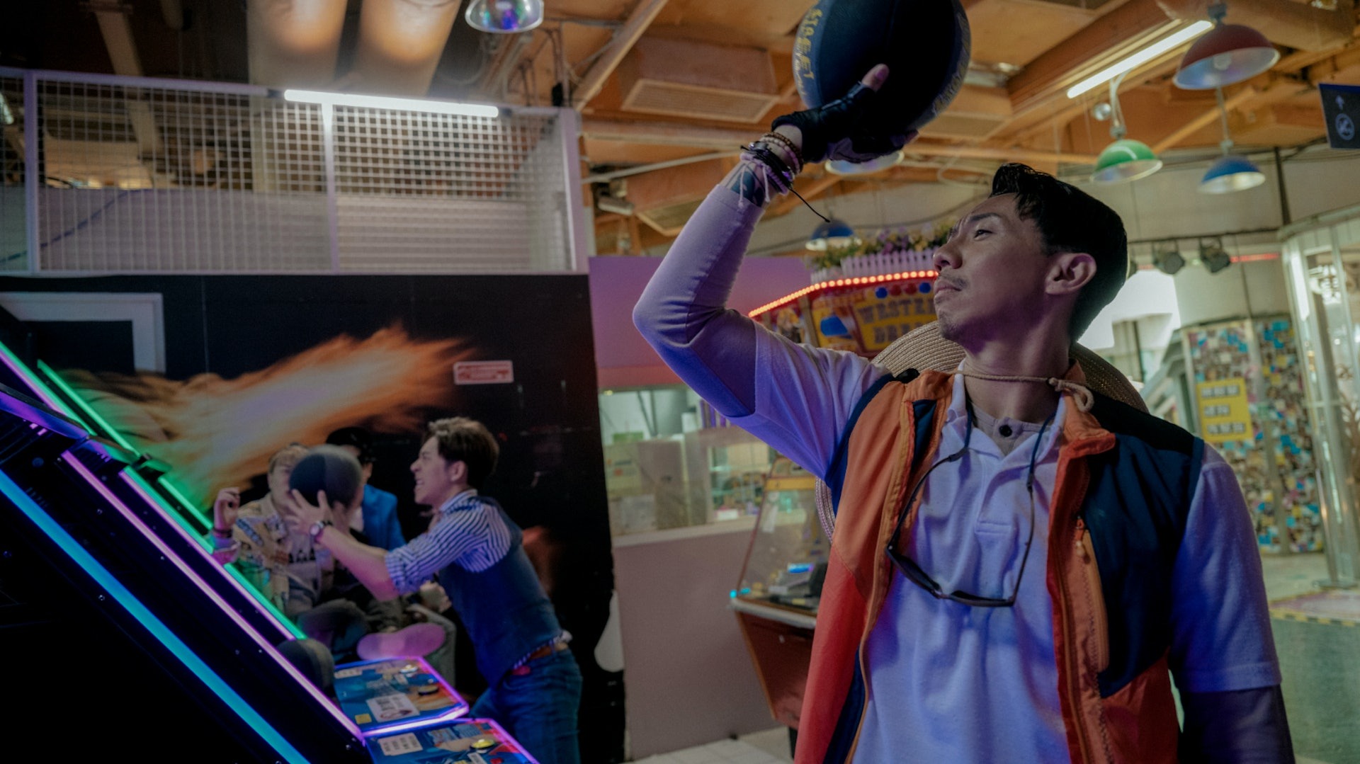 在停機的時候,姜濤和張繼聰會互打眼色到場邊射籃。