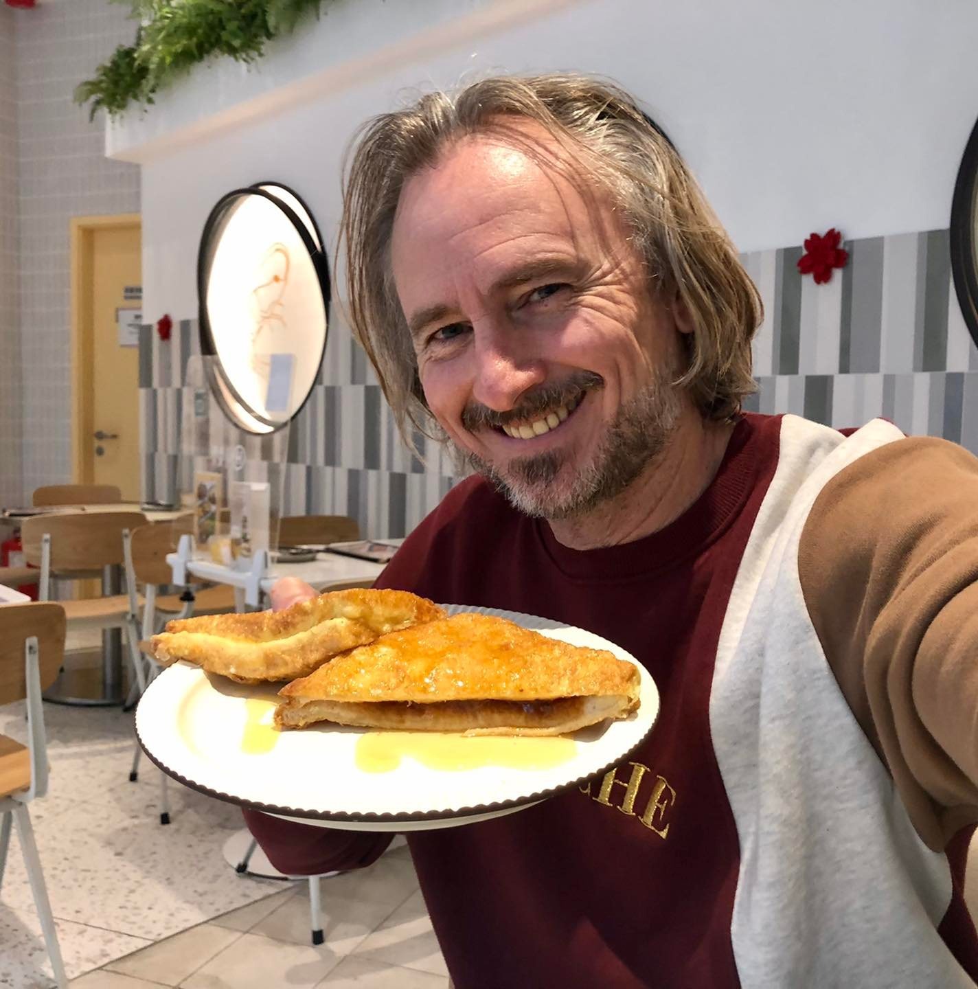 當時知道TVB招募會說廣東話的外國人，便去應徵。