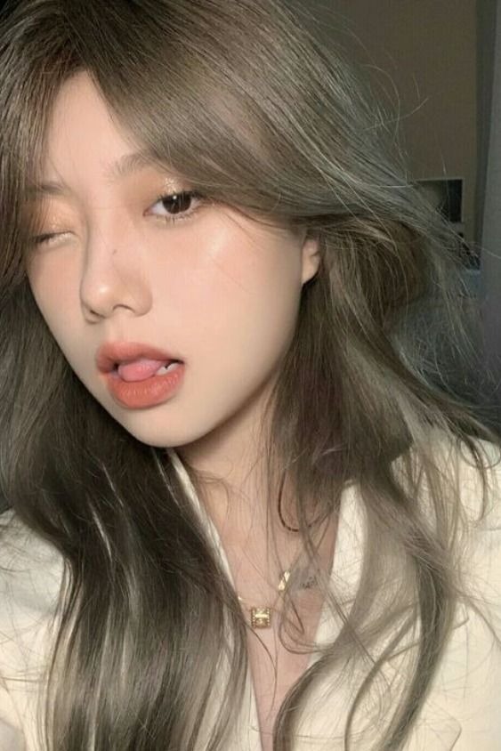 亞麻棕色中帶點橄欖綠低調又時尚。