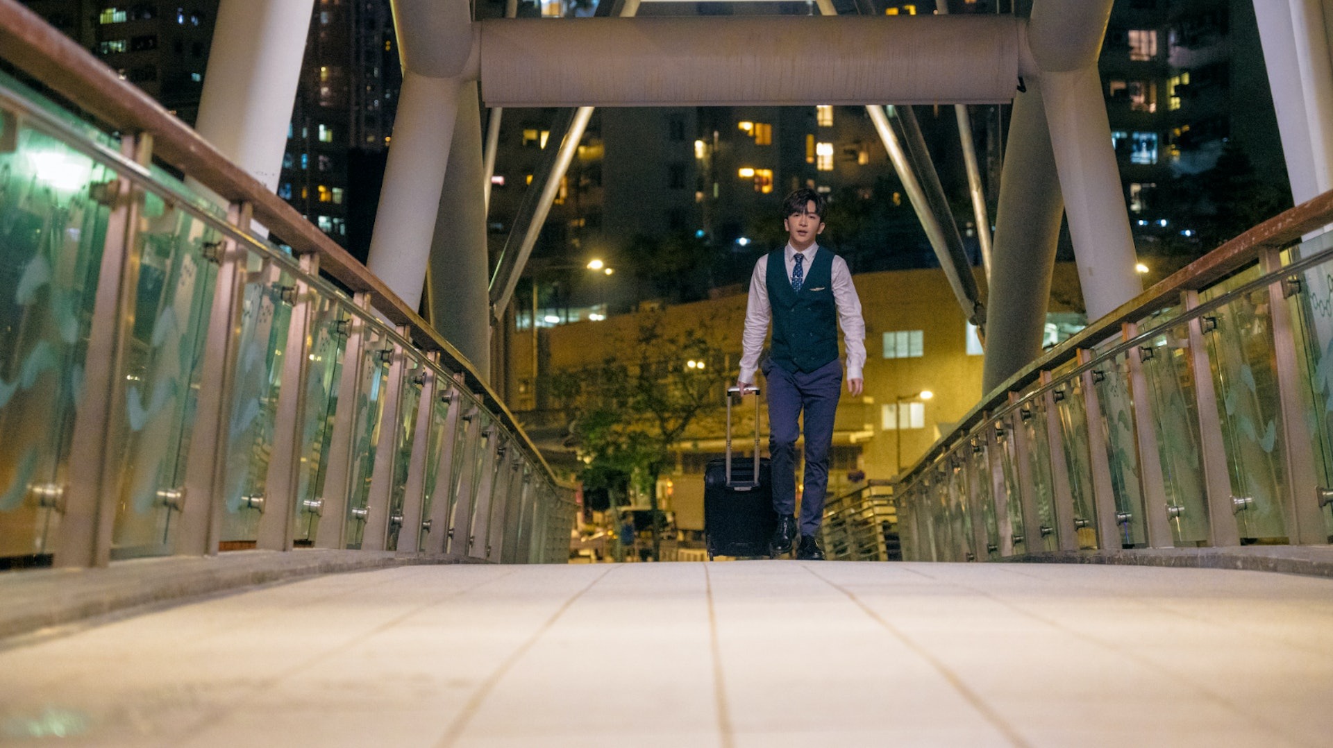 Anson Lo穿上制服示人似乎客串飾演空中服務員。