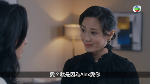 朱晨麗不但對住正印零祛場，更笑笑口，勁！