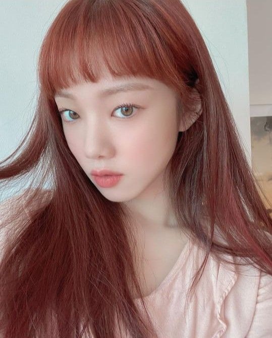 莓果紅棕髮色在光線照射下會透出暖光。