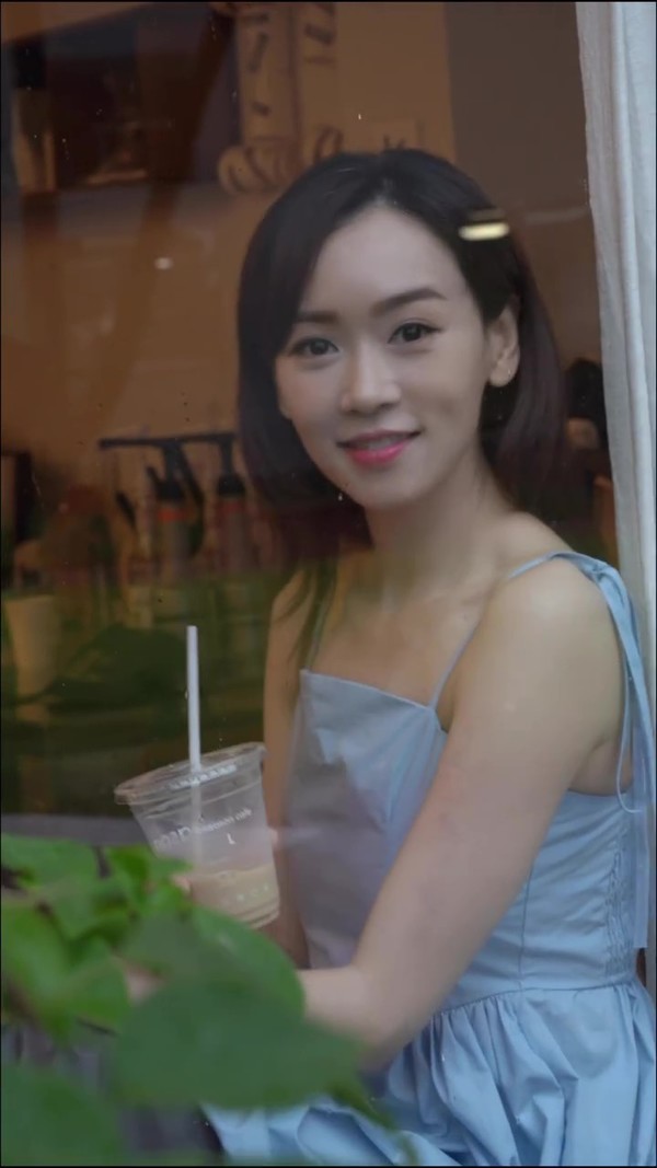 楊思琦一改平日的風格,換上娃娃裙少女感十足。