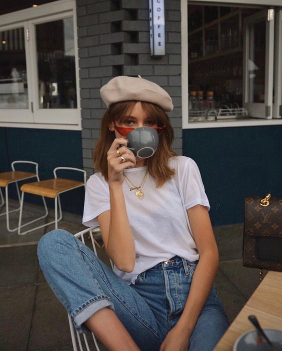 簡單配襯牛仔褲給人的感覺極簡又舒適