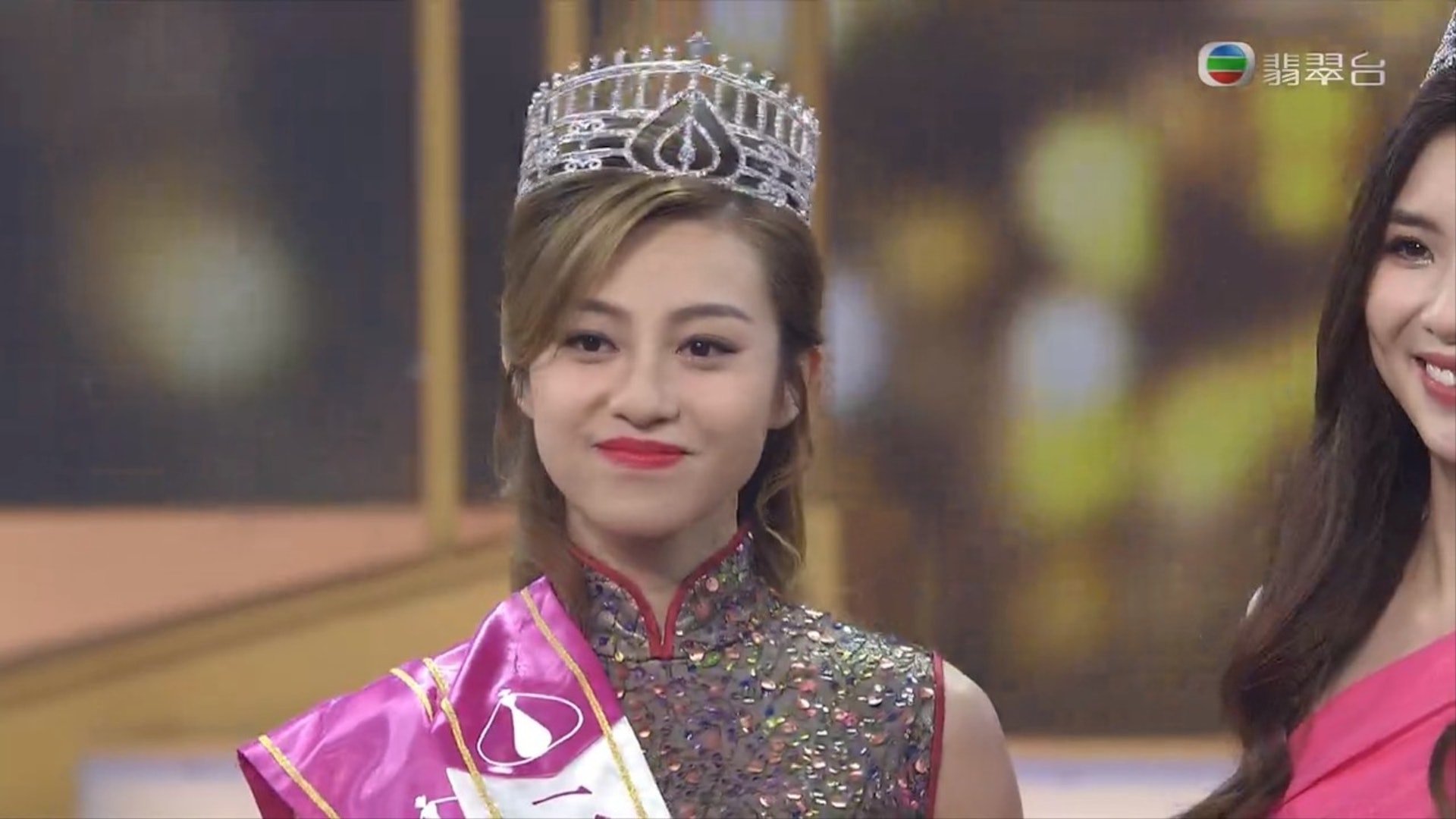 三料港姐亞軍得主許子萱在決賽當晚失落冠軍黑面而掀起網絡熱話。