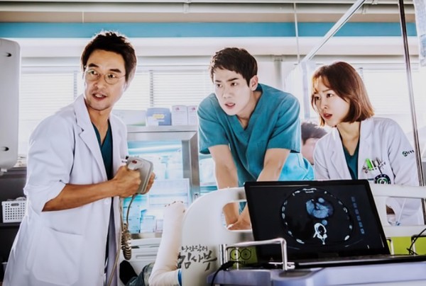 《浪漫醫生金師傅3》由韓石圭、安孝燮 、李聖經、金柱等原班人馬主演。