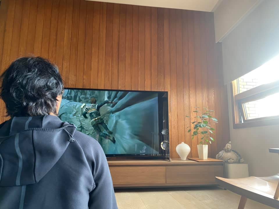 鄭伊健其餘時間都是打機。