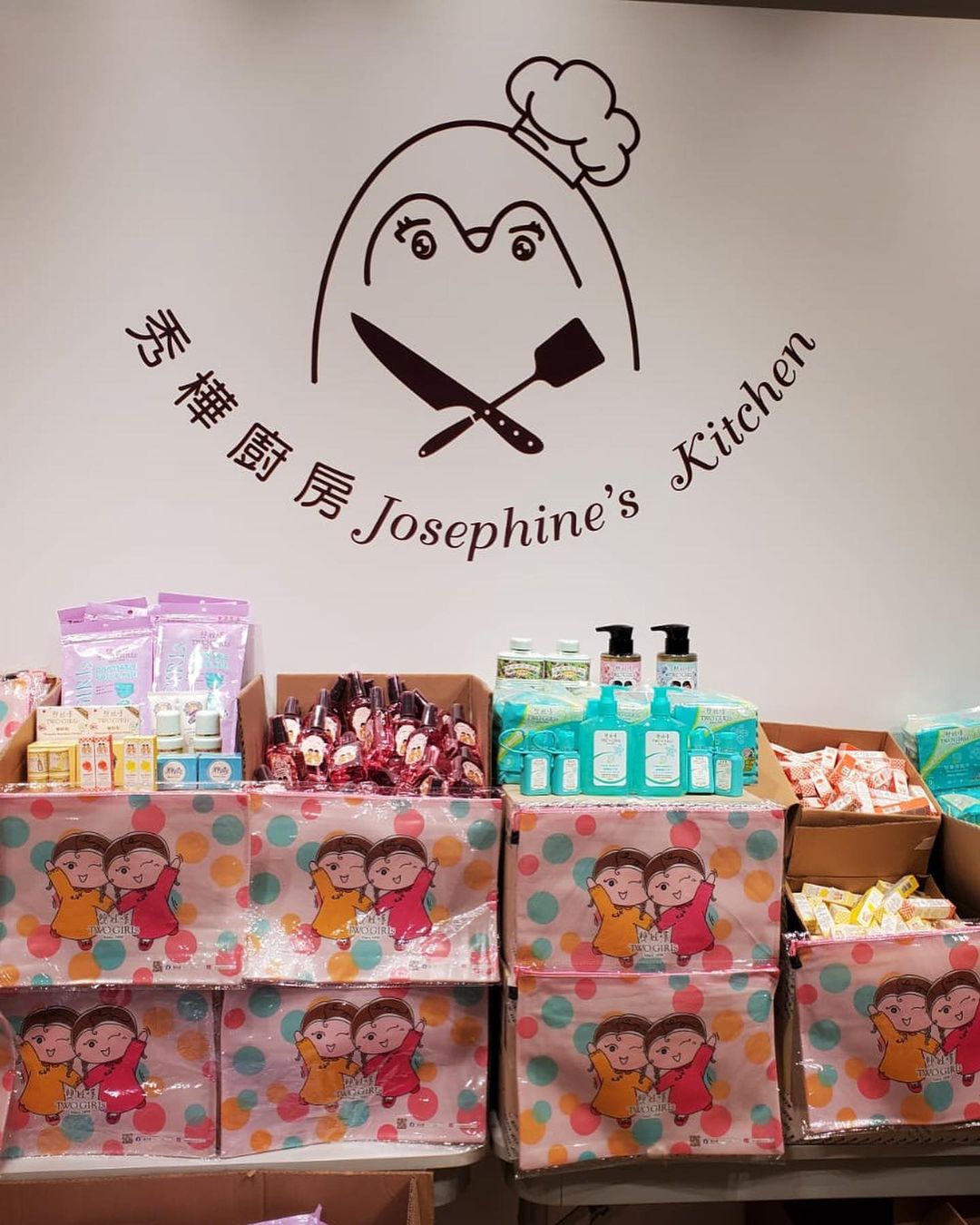 沿用她喜愛的企鵝作為招牌設計
