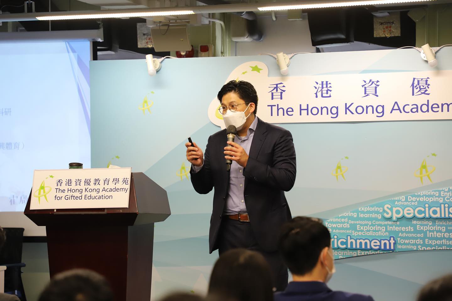 霍啟剛亦沒有富三代玩世不恭的個性