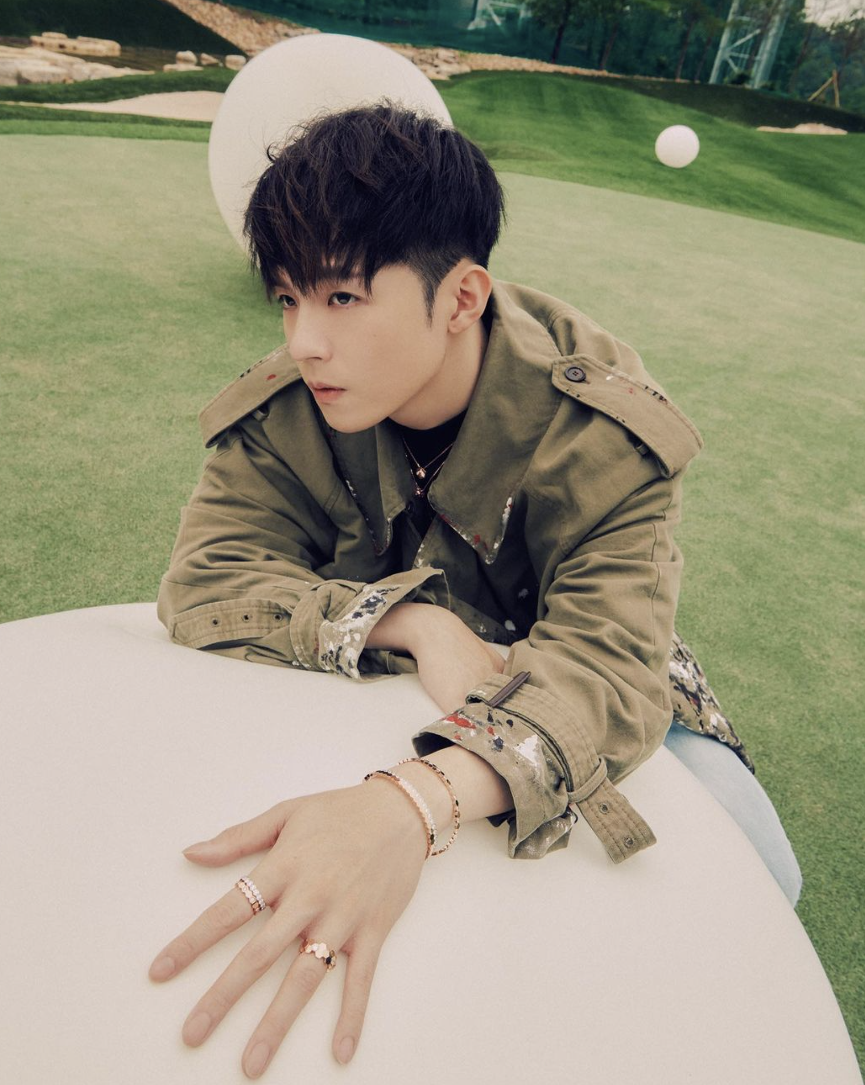 他日前在社交平台也寫下：「即使山崩海枯，只要相信，孤花總會有結果的一天。」預告新歌的推出。