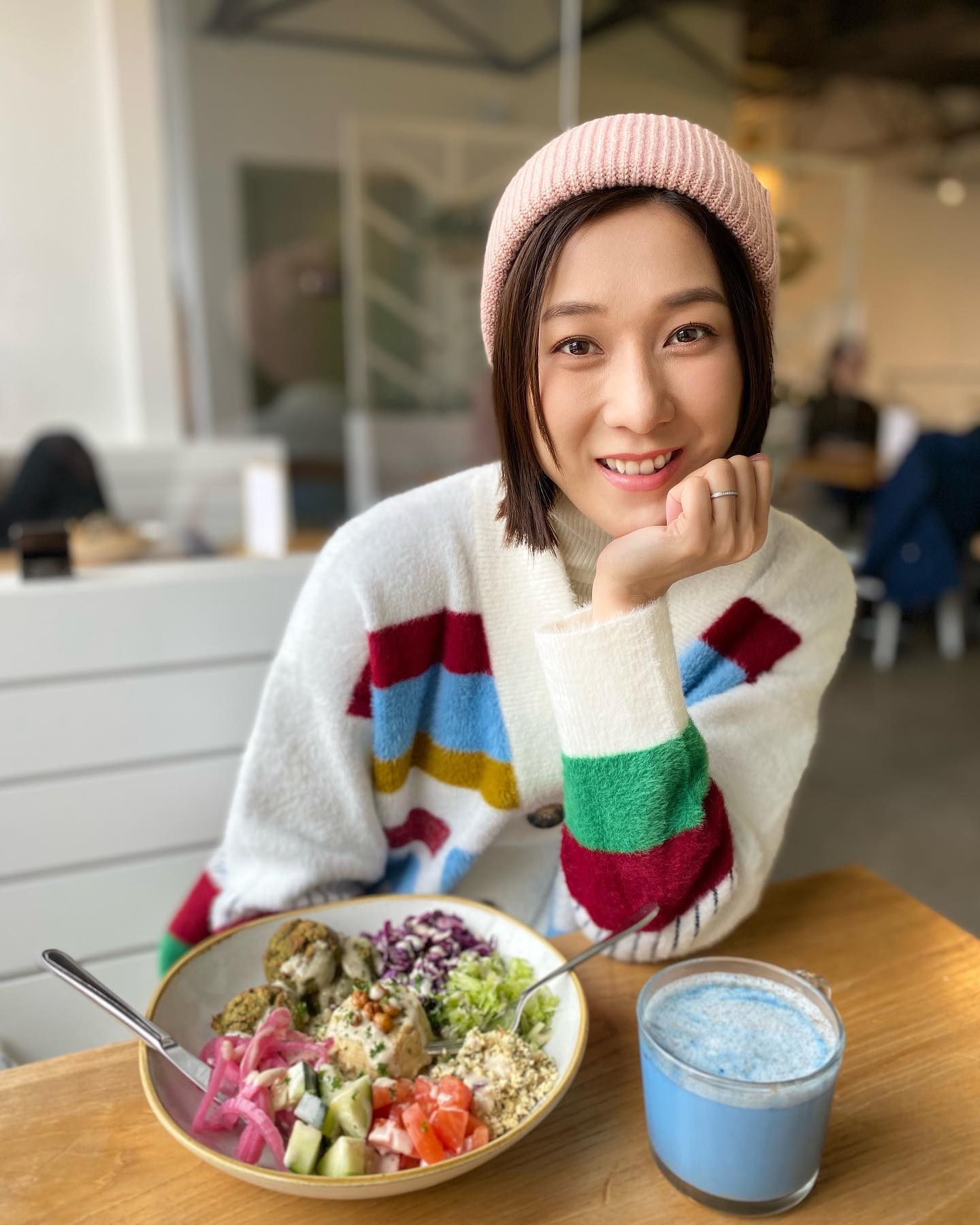 鍾嘉欣雙面人事件愈演愈烈,引來自稱是街坊及幕後工作人員力數起不友善行為。