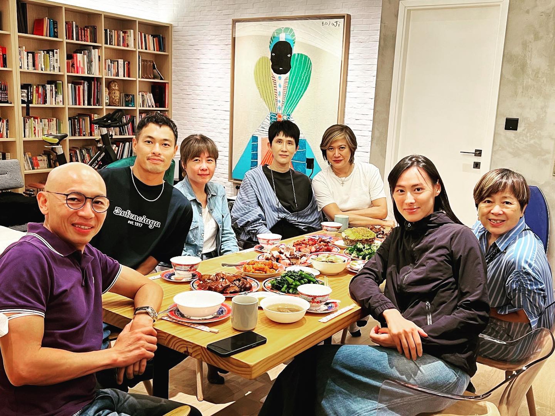 梁洛施與警匪電影《爆裂點》劇組聚餐。