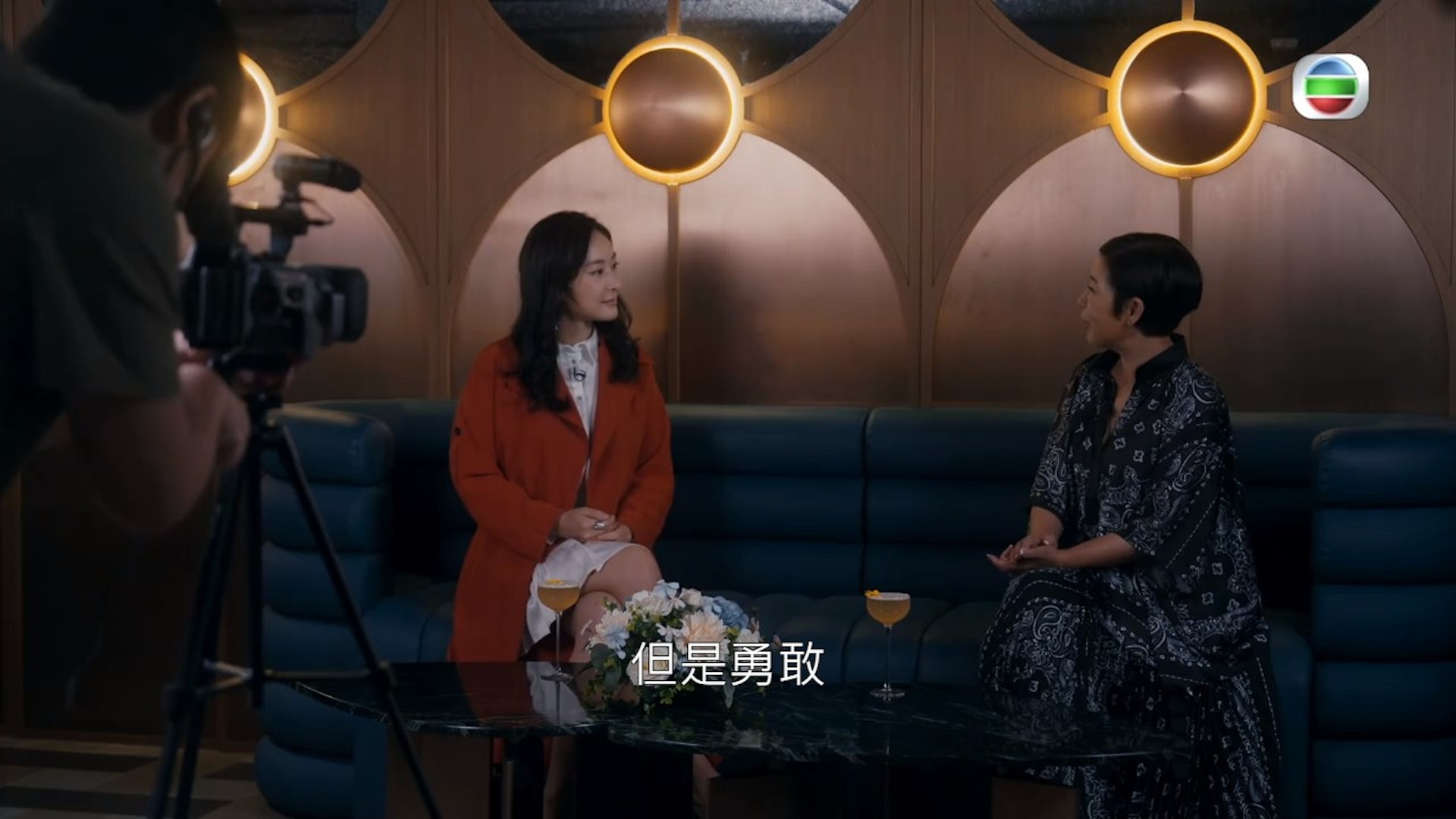 家寶(陳瀅 飾)接受主持人黎芷珊的訪問,影射多年前李嘉欣的一個訪問。