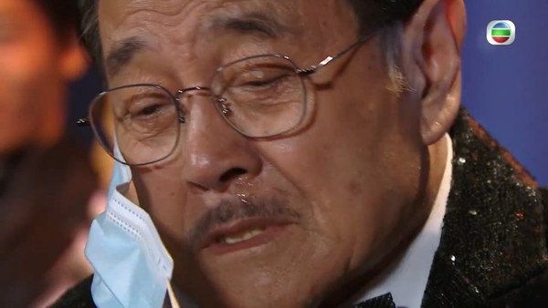 熊樹根(劉丹 飾)狂流鼻涕。