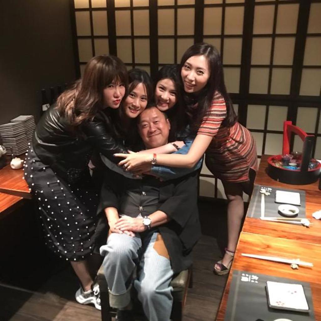 曾志偉曾經在65歲生日時與4位身材比例完美的女神一齊食日本餐慶祝生日。