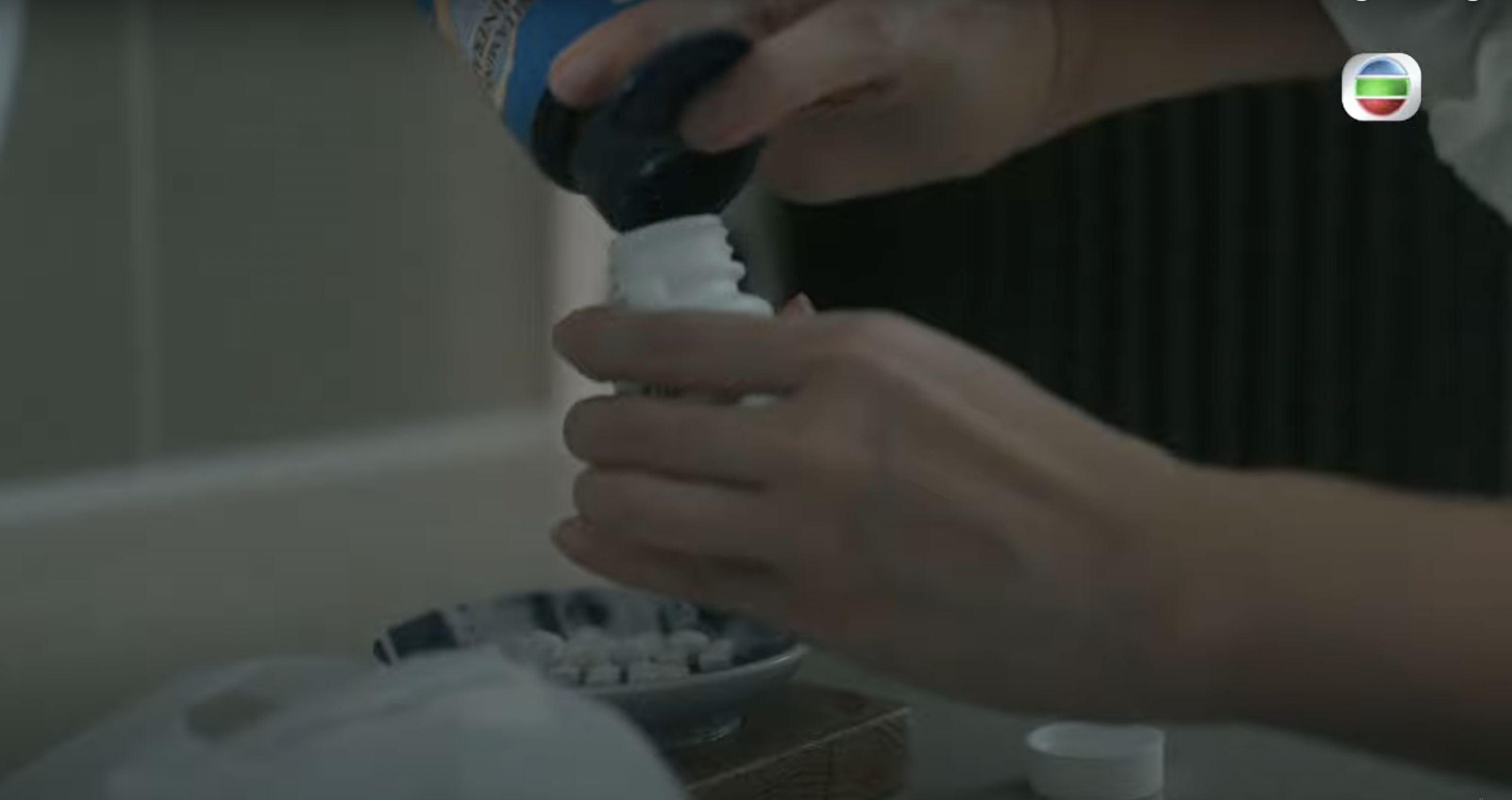 在陳山聰不為意時將藥物換成興奮劑和瀉藥