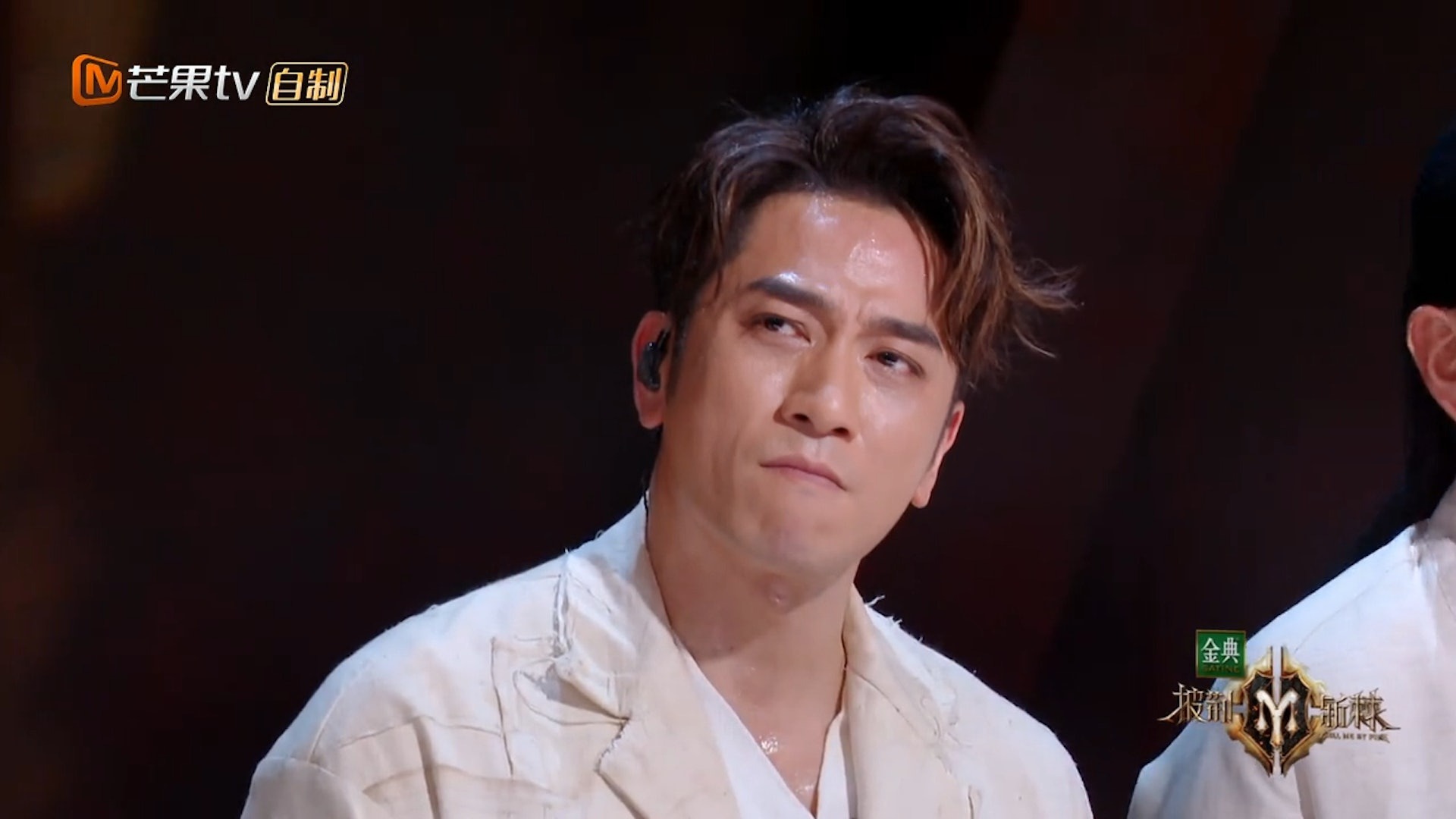 吳卓羲講述他選擇吊掛物件為沙發的背後意義是代表自己與父親。