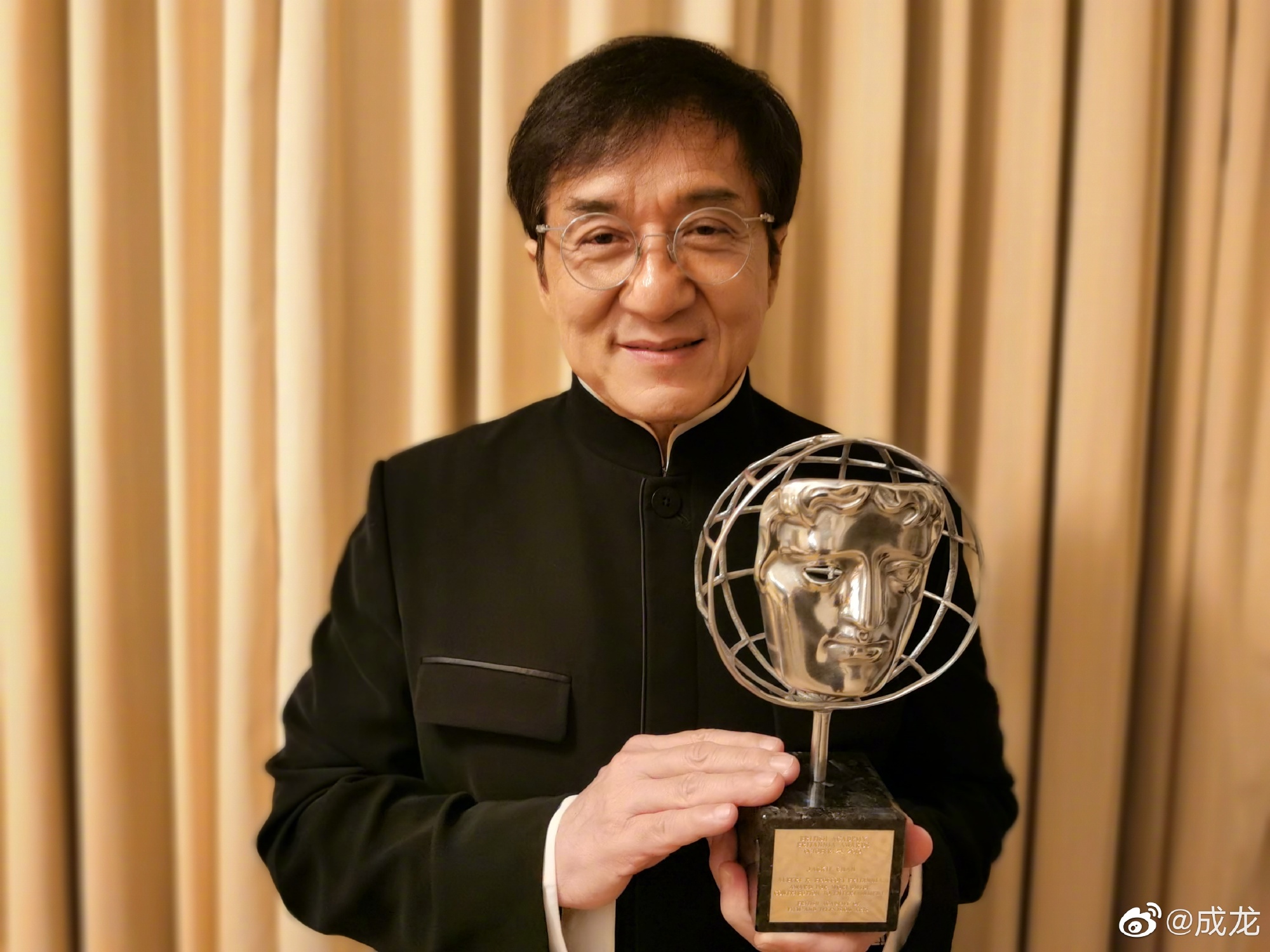 自從80年代打入荷里活，成龍的片酬更是水漲船高