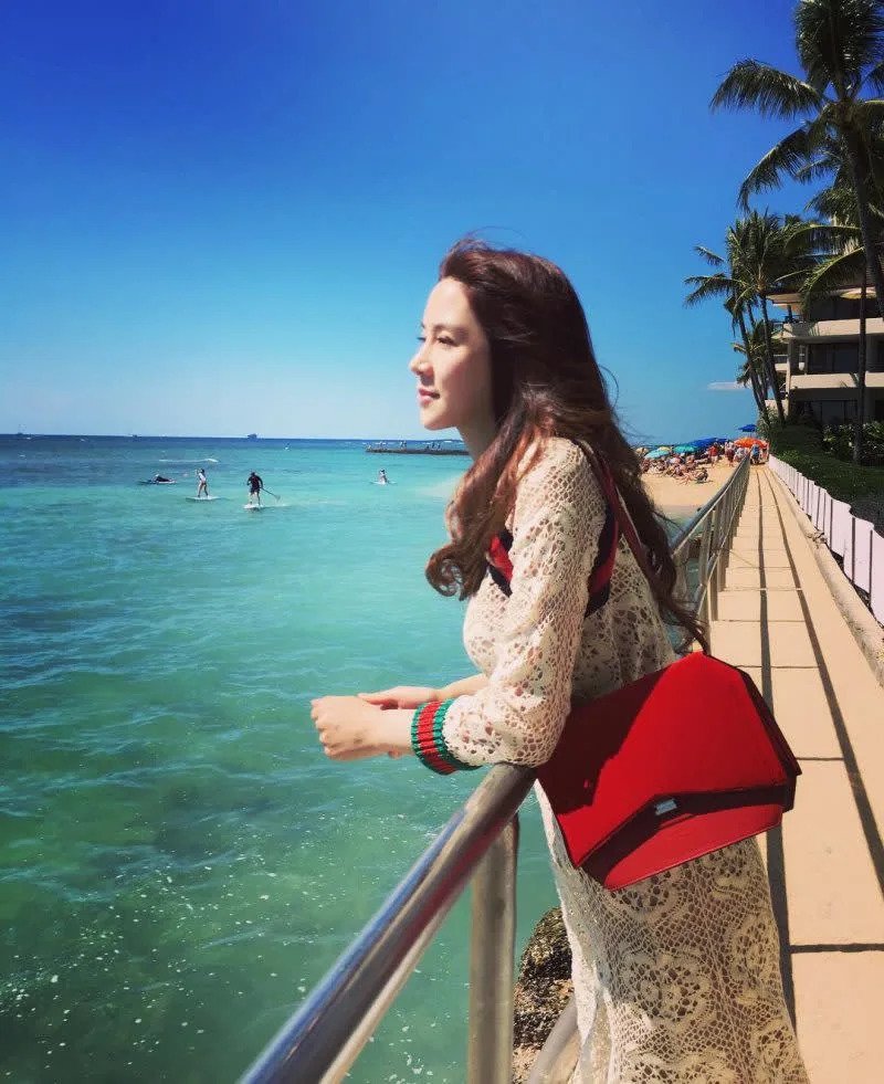 Givenchy Bow Cut系列以蝴蝶結輪廓為主要設計靈感,稜角分明的線條讓整體造型有如雕塑般立體感十足。