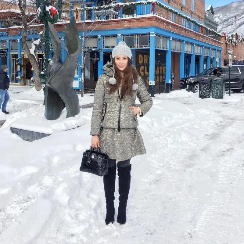 徐子淇手上的這款黑色鱷魚皮連鑽石鎖扣的Birkin bag,售價約HK$93萬。