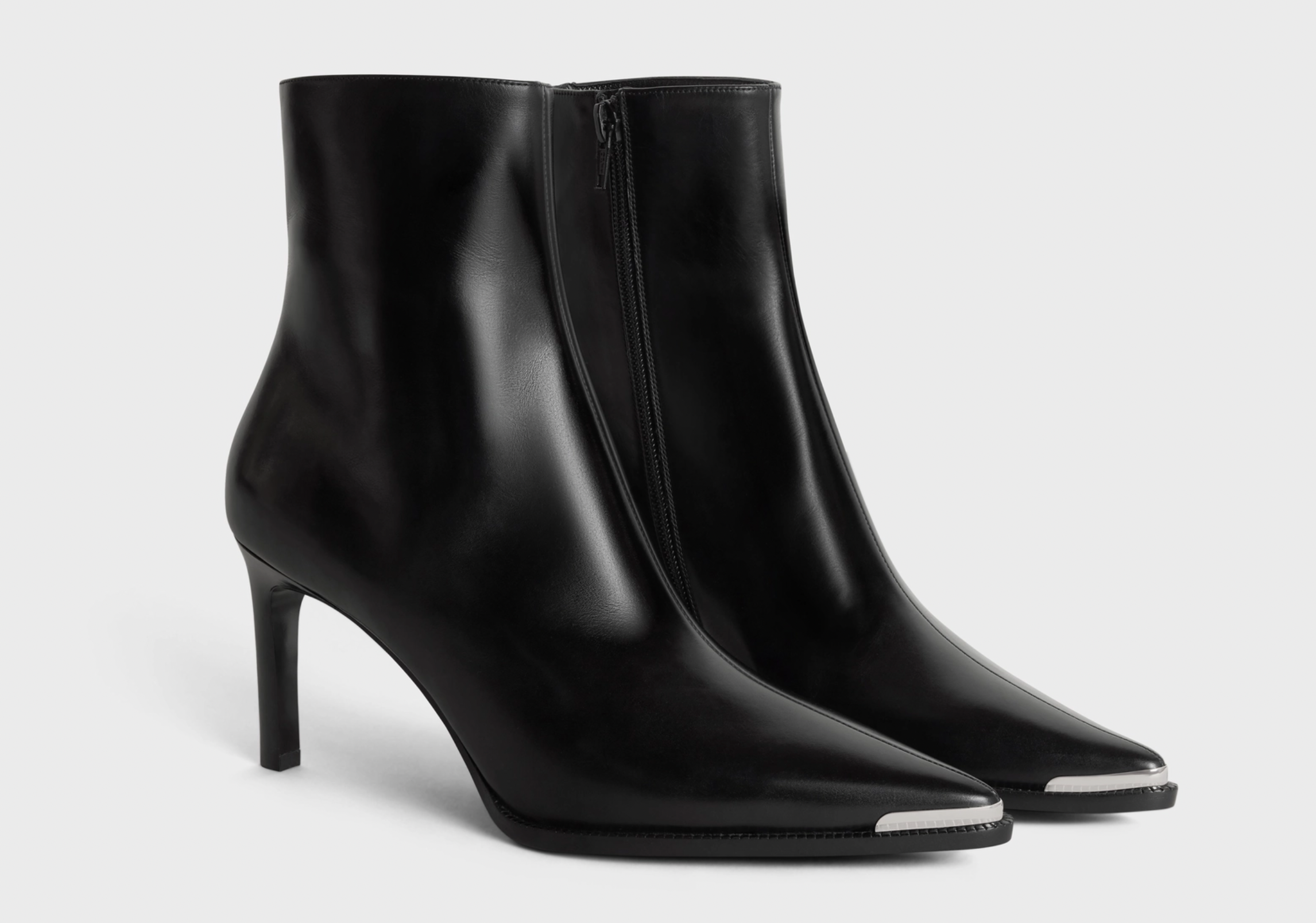 CELINE 小牛皮金屬鞋頭短靴 $10,500