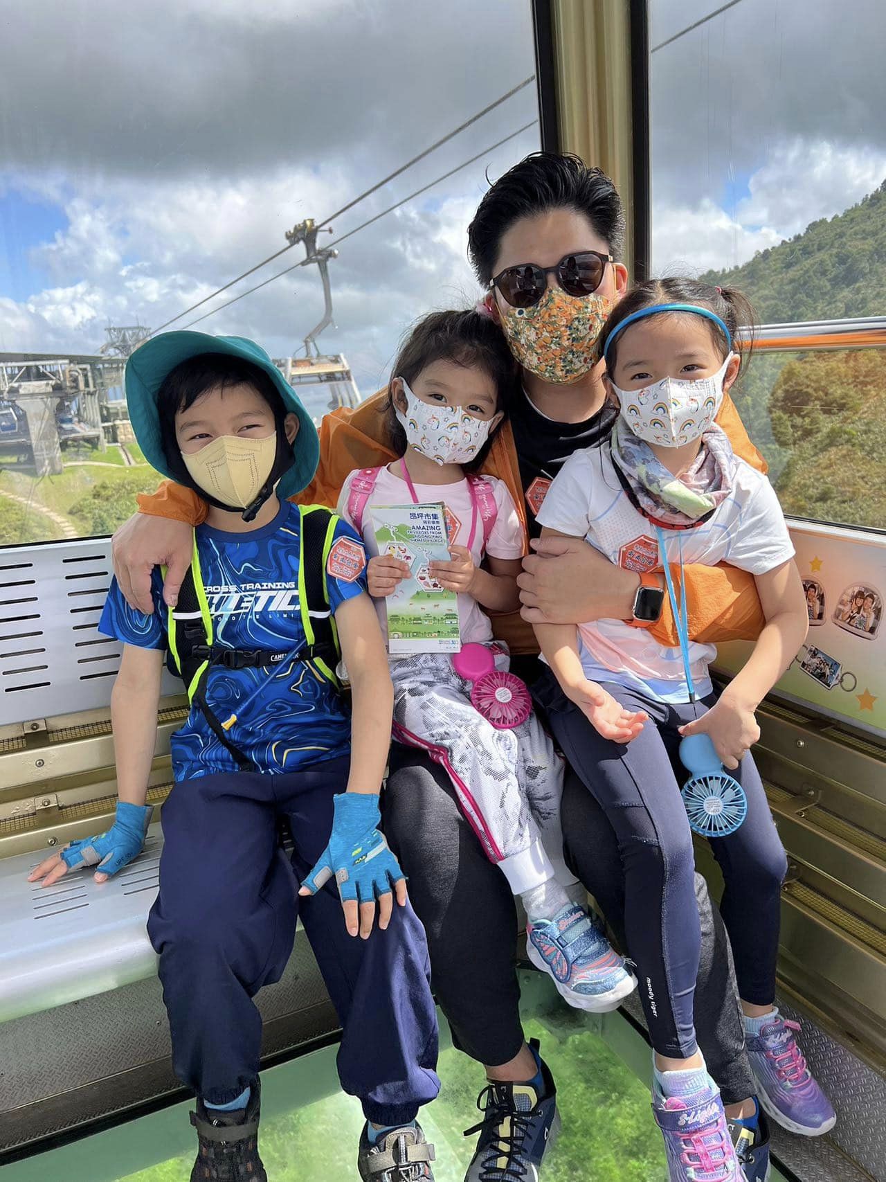 日前霍啟剛趁假期帶老婆仔女齊齊遊大佛及昂坪市集