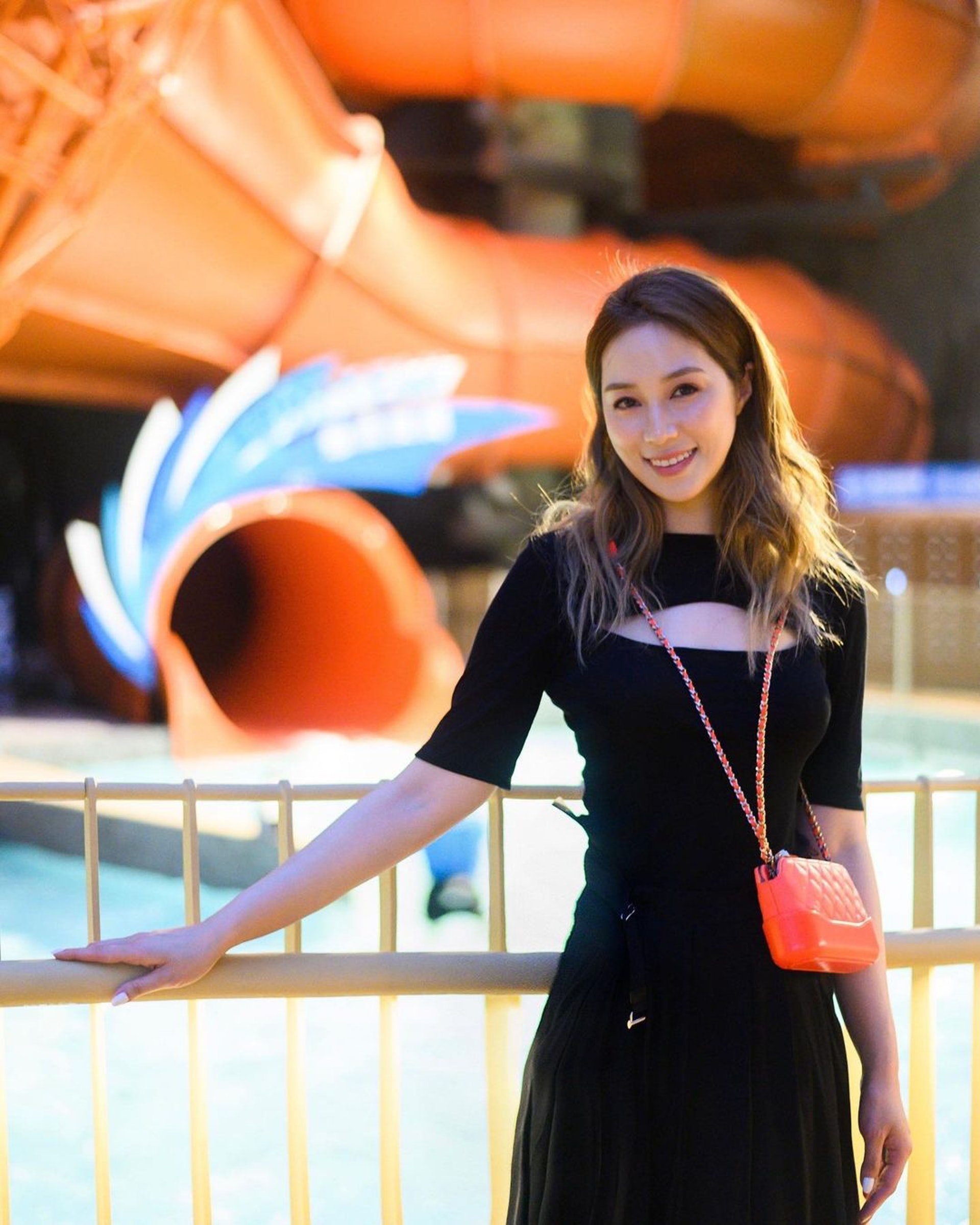 徐子淇收藏的這款亮橙色Gabrielle WOC手袋顏色非常搶眼。