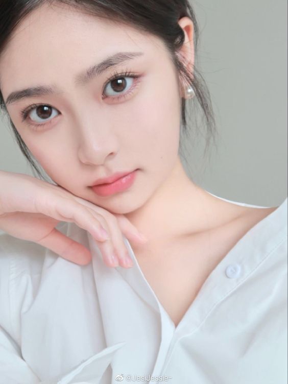 洗面時需要盡量避免洗面奶碰到眉毛。