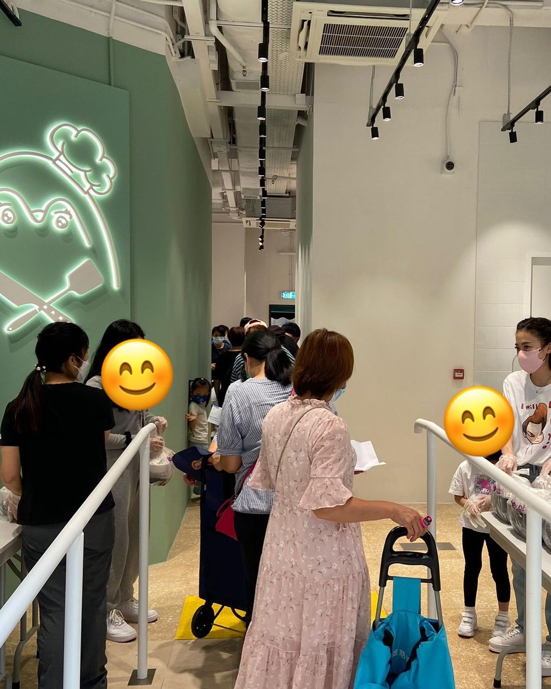 甘比平時都會與子女一齊落區派飯