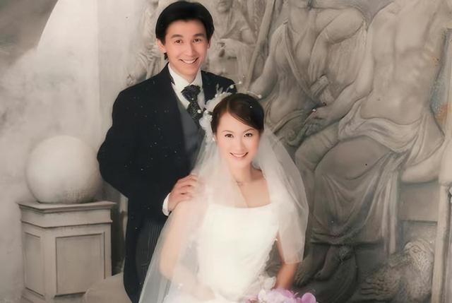 2003年她與台灣富商王敦民於美國註冊結婚