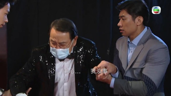 龍力王Terry(李偉健 飾)陪伴根叔出席頒獎典禮。