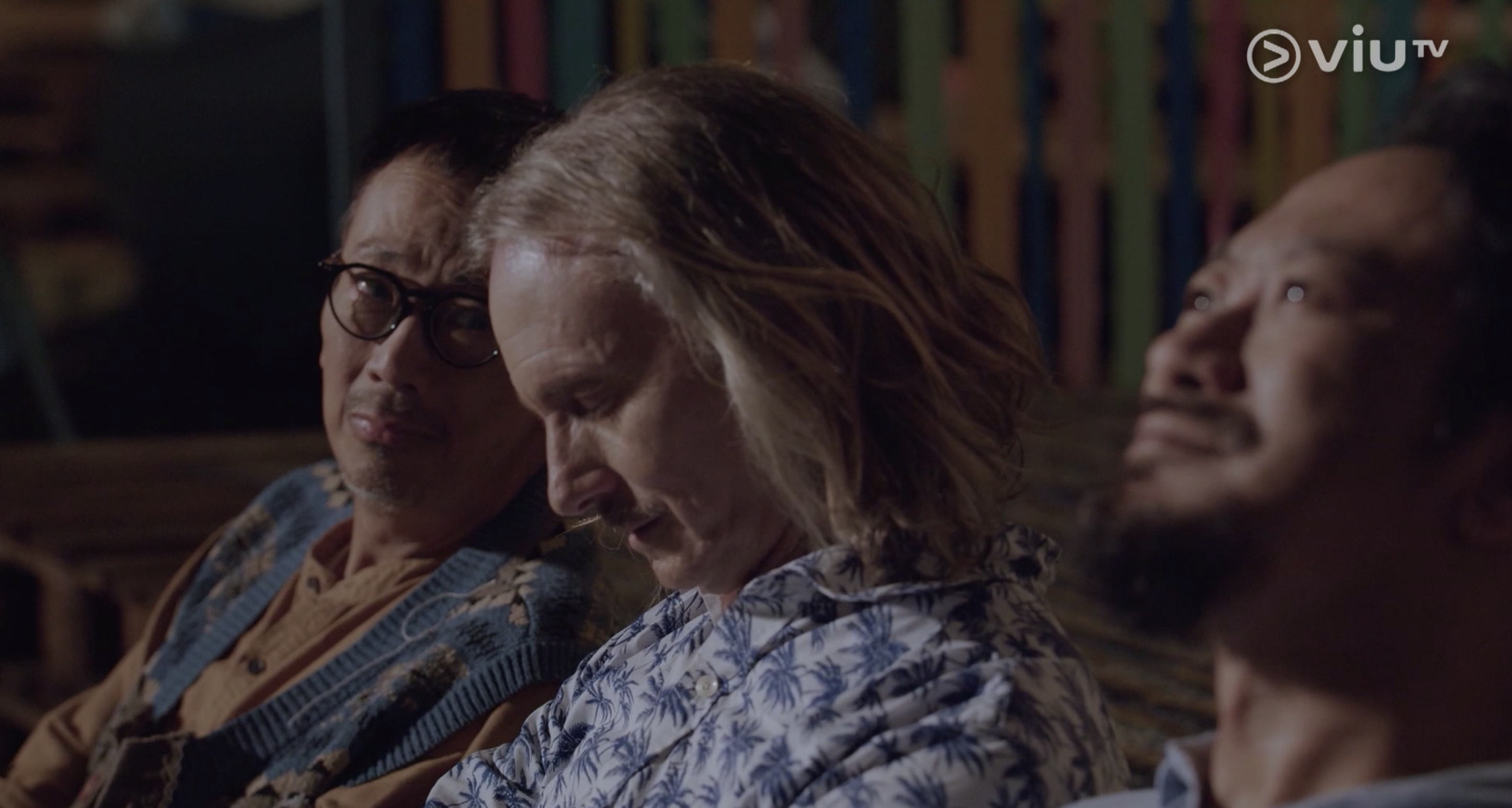 東尼表演結束後和朋友談笑之間慢慢閉起眼睛。