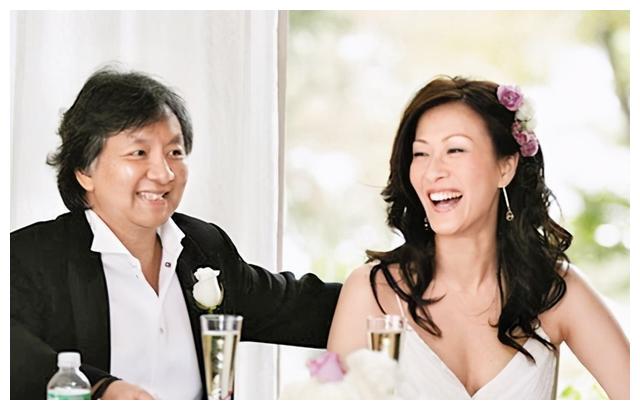 陳慧珊與年長11歲老公合照瘋傳！鍾嘉鴻滿頭白髮接女兒放學被誤會是爺爺