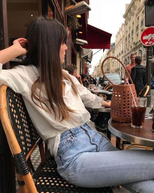 一件有質感的恤衫搭配牛仔褲