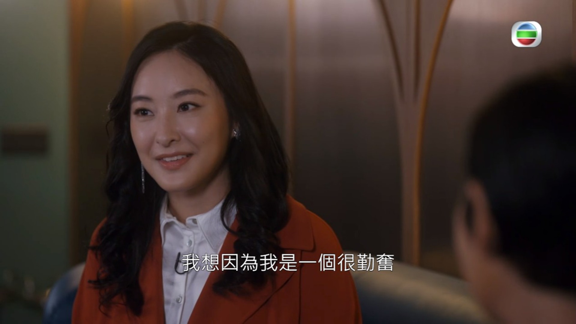 劇中「家寶」罕有公開談及與「一言Sir」的關係,好有李嘉欣接受《志雲飯局》訪問的影子。