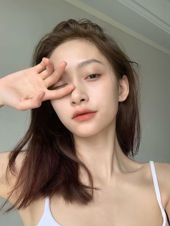 法令紋、淚溝、黑眼圈會令人覺得嚴肅顯老態