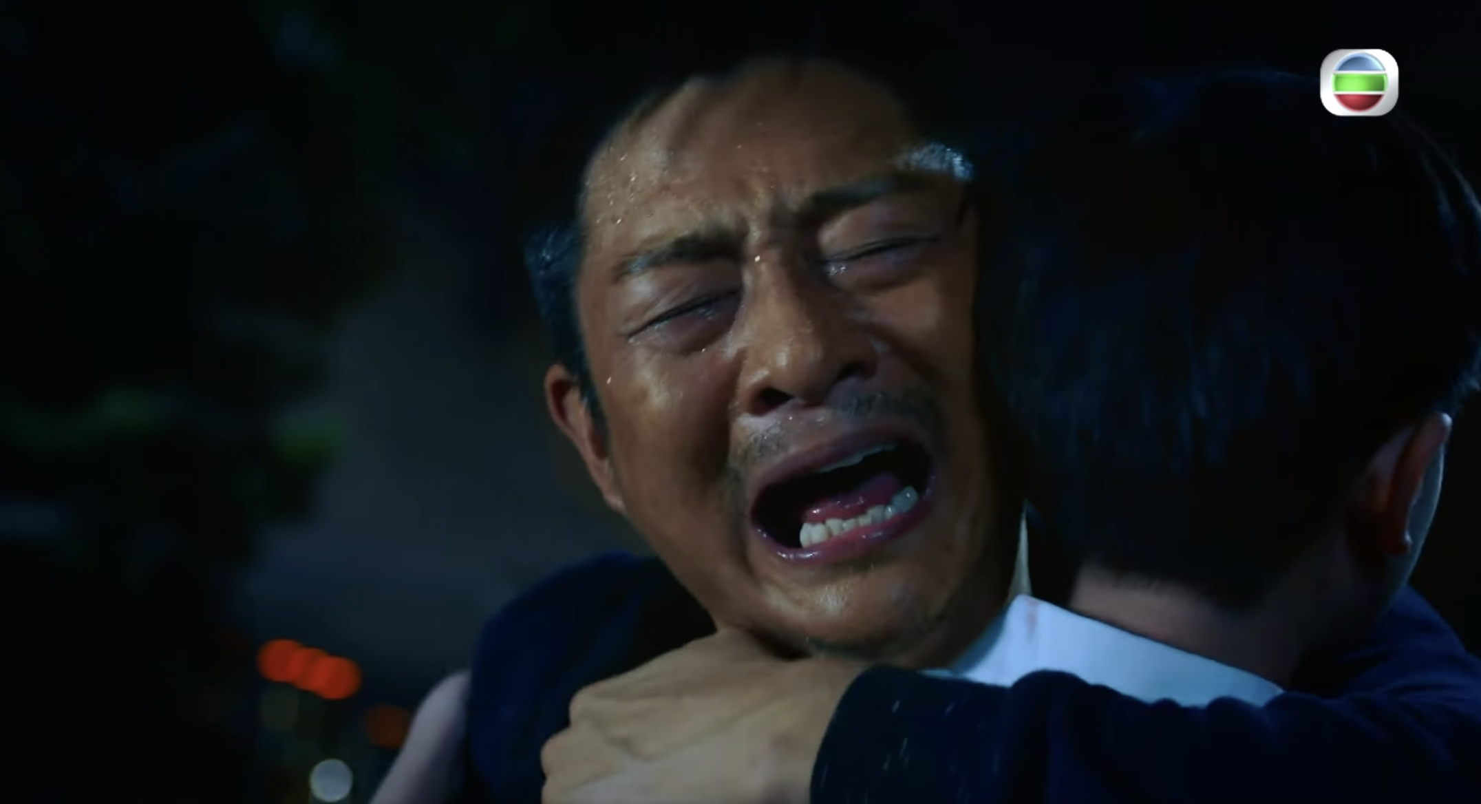 高佬得知原因後非常內疚,兩父子更相擁爆喊。
