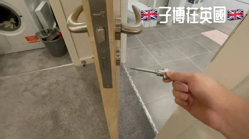 第一次入住的單位勁多甩漏,單是廁所門門鎖一拔即鬆。