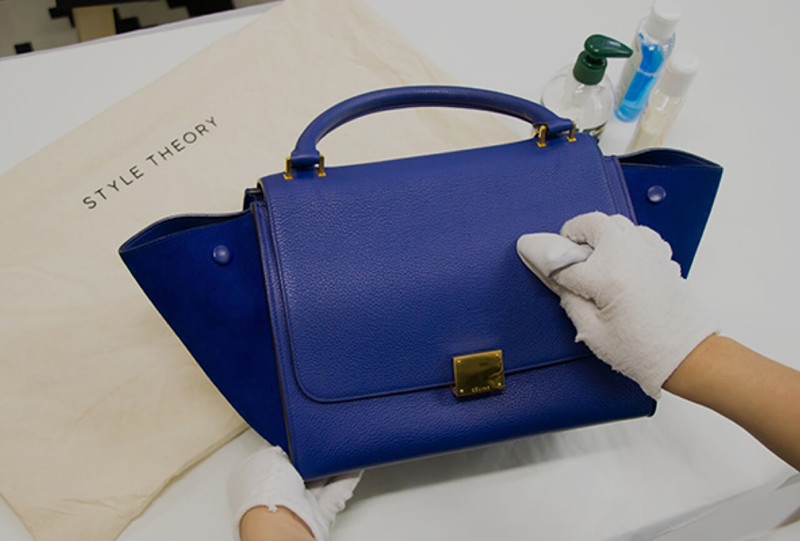 用乾布抹手袋上的灰塵,以保持皮革乾爽。